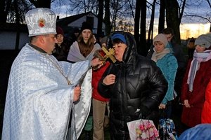 У Козятині Хрещенський день розпочався з досвітнього богослужіння, освячення води та крижаної купелі у ополонці на Водокачці