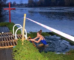 У Козятині Хрещенський день розпочався з досвітнього богослужіння, освячення води та крижаної купелі у ополонці на Водокачці