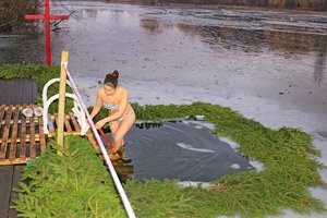 У Козятині Хрещенський день розпочався з досвітнього богослужіння, освячення води та крижаної купелі у ополонці на Водокачці