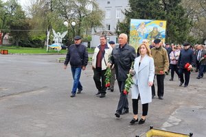 Покладання квітів до пам'ятників нашим Героям та вшанування пам'яті.