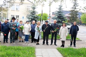 Покладання квітів до пам'ятників нашим Героям та вшанування пам'яті.