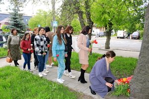 Покладання квітів до пам'ятників нашим Героям та вшанування пам'яті.