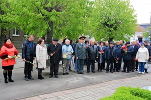 Покладання квітів до пам'ятників нашим Героям та вшанування пам'яті.