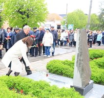 Покладання квітів до пам'ятників нашим Героям та вшанування пам'яті.