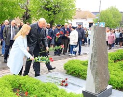 Покладання квітів до пам'ятників нашим Героям та вшанування пам'яті.