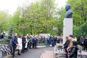 Покладання квітів до пам'ятників нашим Героям та вшанування пам'яті.