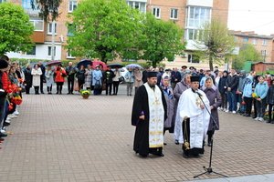 Покладання квітів до пам'ятників нашим Героям та вшанування пам'яті.