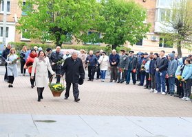 Покладання квітів до пам'ятників нашим Героям та вшанування пам'яті.