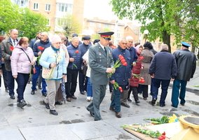 Покладання квітів до пам'ятників нашим Героям та вшанування пам'яті.