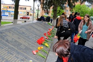 Покладання квітів до пам'ятників нашим Героям та вшанування пам'яті.