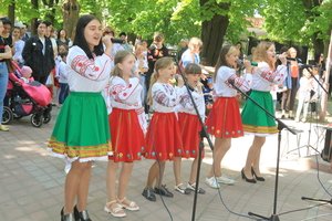 В міському парку провели перший міський фестиваль гаївок до Дня вишиванки