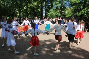 В міському парку провели перший міський фестиваль гаївок до Дня вишиванки