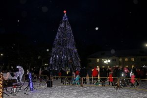 На площі Героїв Майдану урочисто увімкнули ілюмінацію на головній ялинці Козятинської громади