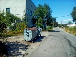 Контейнери для збору побутових відходів розміщаються згідно правил благоустрою