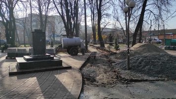 Оновлення дорожніх розміток та пішохідних доріжок у міському сквері