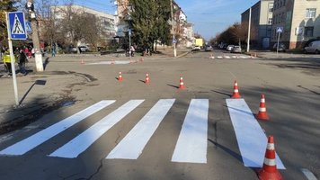 Оновлення дорожніх розміток та пішохідних доріжок у міському сквері