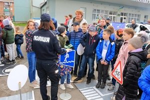 Було проведено захід для залучення уваги дітей та дорослих до вивчення правил дорожнього руху