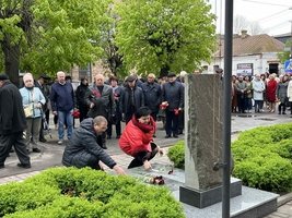 Покладання квітів до пам'ятників нашим Героям та вшанування пам'яті.