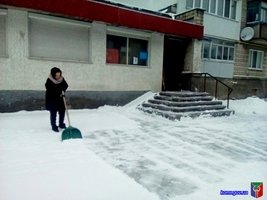 Сніг засипає дороги? Комунальники прочищають!