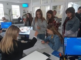 Адміністратори Козятинського ЦНАПу відсвяткували своє професійне свято у компанії школярів