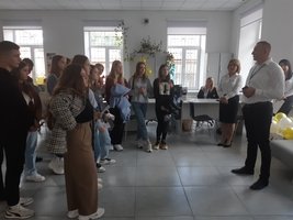 Адміністратори Козятинського ЦНАПу відсвяткували своє професійне свято у компанії школярів