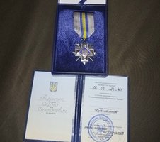 Захисник України, козятинчанин, депутат Козятинської міської ради Сергій Перенчук отримав високу нагороду - нагрудний знак "Срібний хрест" від головнокомандувача ЗСУ Олександра Сирського.