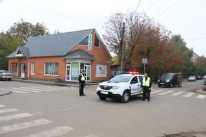 Пам'ять про Героїв на тлі війни: Поліцейські офіцери громади та ювенальна служба вшанували загиблих захисників