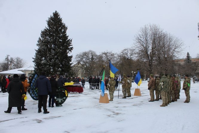 Сьогодні ми прощаємося з нашими Захисниками, які до останнього боролися за нашу свободу та незалежність: Завальнюком Романом Борисовичем та Микулиничем 