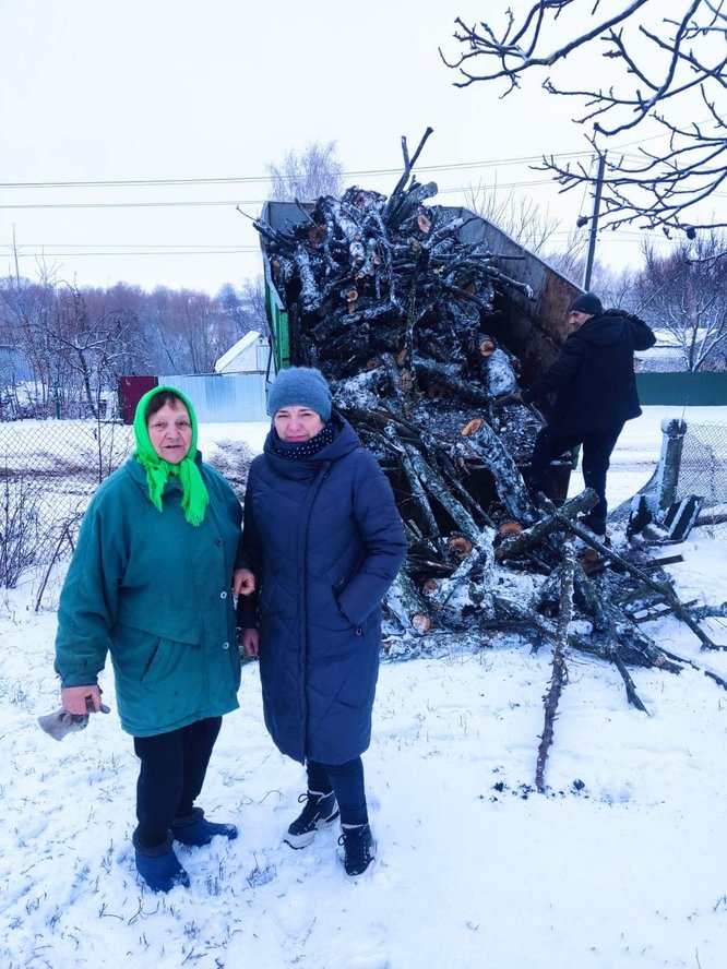 Передані дрова родині, яка цього потребує